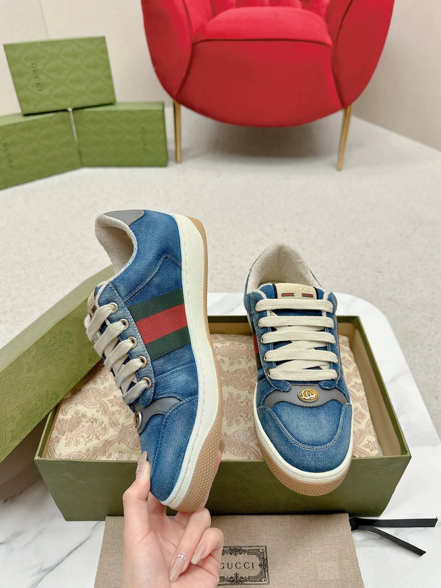 👟👟Ex-factory price 560👟👟 Men’s size +10 Gucci——purchased version GG series distressed dirty shoes-hot style is coming! 9 times out of 10 sales, you will definitely get the money. Ready stock! Spot goods! Spot goods! New colors added - the ultimate version on the market! Purchase the original version and develop it... fabric, material, outsole, and details can be compared at will! Open-mold Swarovski one-to-one replica rhinestone chain...Metal cherry pendant...Metal double G crystal cylindrical mark...Gucci original customized narrow webbing...Super flash series - flash diamond chain. The cherry decoration is detachable and can be changed into two to match with each other to show your personality. Exclusive color-brushed cowhide fabric. Hand-made distressed is very textured and has a sense of luxury! The details of the workmanship can be seen in the drawings, and no line is missed. The original terry cloth is delicate, soft and more comfortable and breathable. The privately stamped two-color original TPU outsole (lower layer is wider, upper layer is narrower). Matching packaging⭐️ Size: Female 35-40 Male 39-44 (Female 41 Male 45 customized)